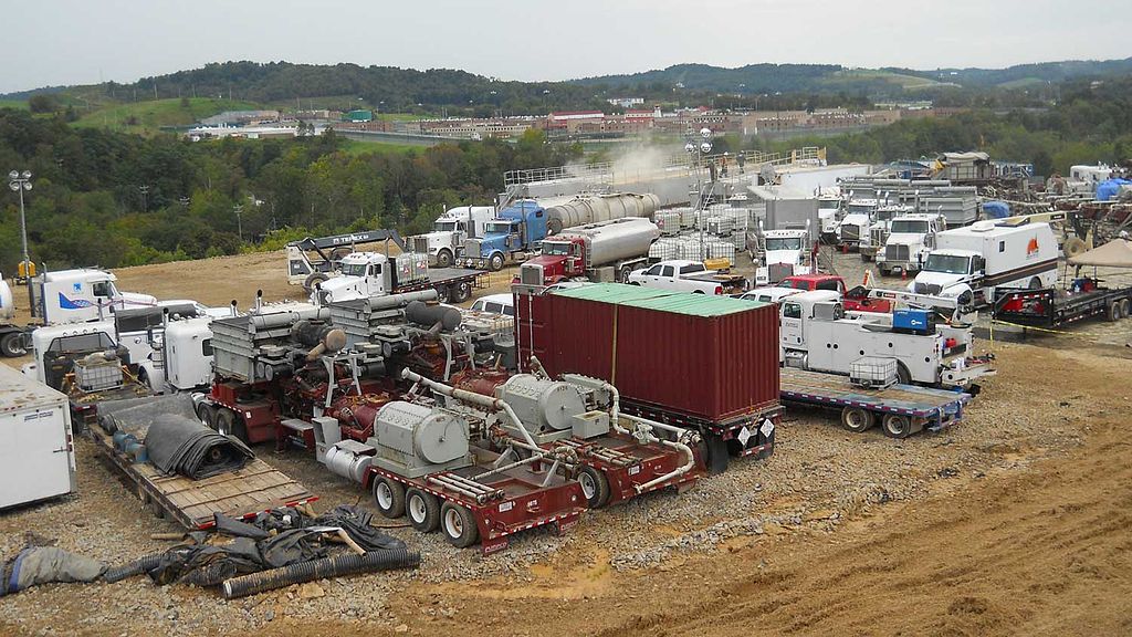 Hydraulic fracturing operation at a Marcellus Shale well Visit for more photos: https://energy.usgs.gov/GeneralInfo/HelpfulResources/MultimediaGallery/HydraulicFracturingGallery.aspx